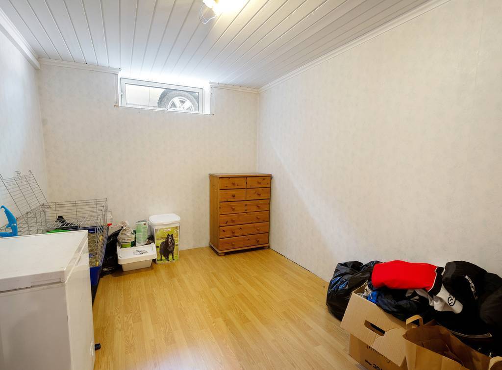 Sovrum 6, källarvåning.