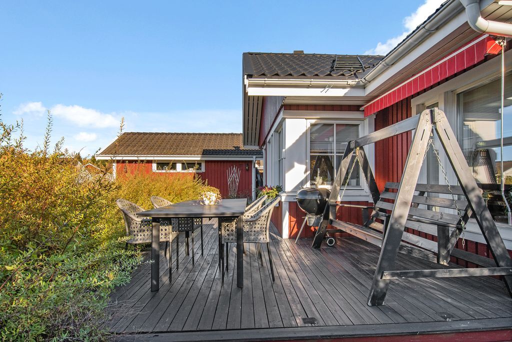Solveranda på framsida, med utskjutbar markis.