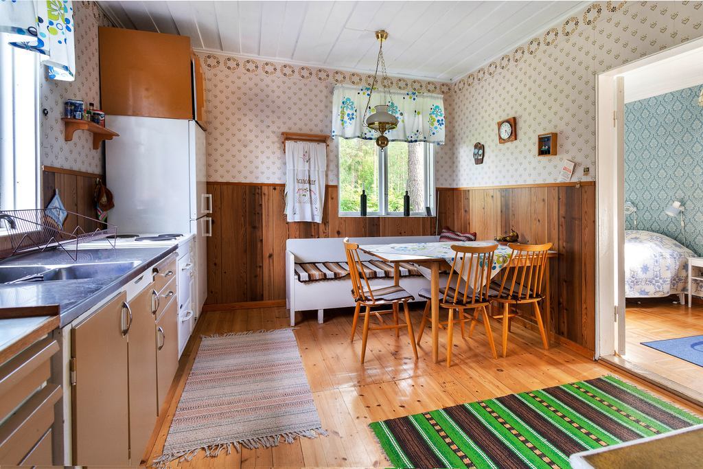 Kök med matplats vid fönster
