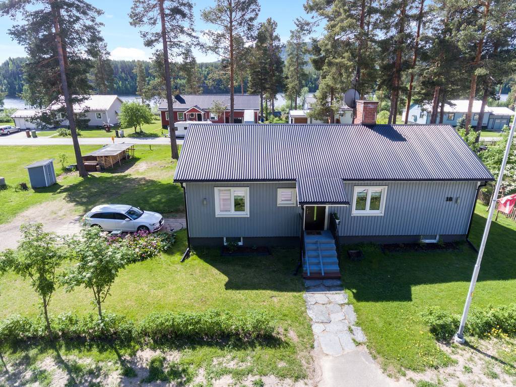 Fasad framsida, med ett stenkast till älven.