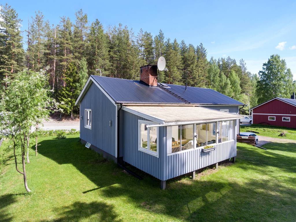 Inglasad veranda på baksidan.