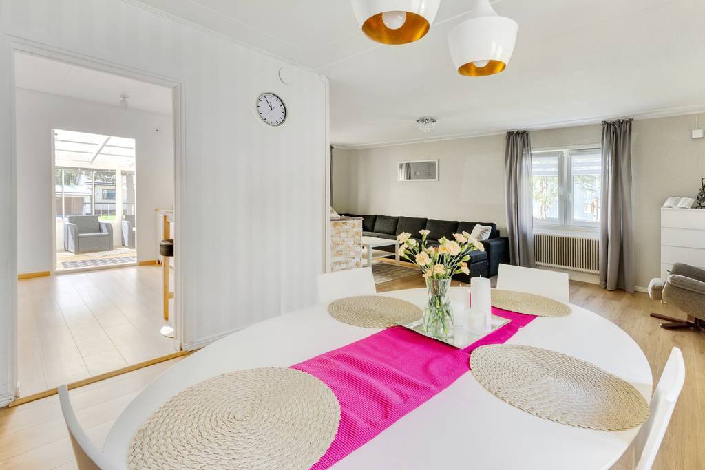 Matplats mot kök och uterum.