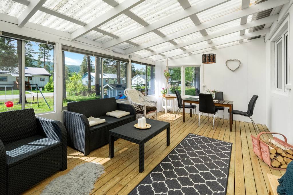 Stor inglasad veranda från köket.