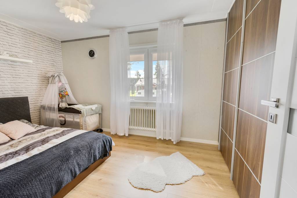 Sovrum med skjutdörrsgarderober.