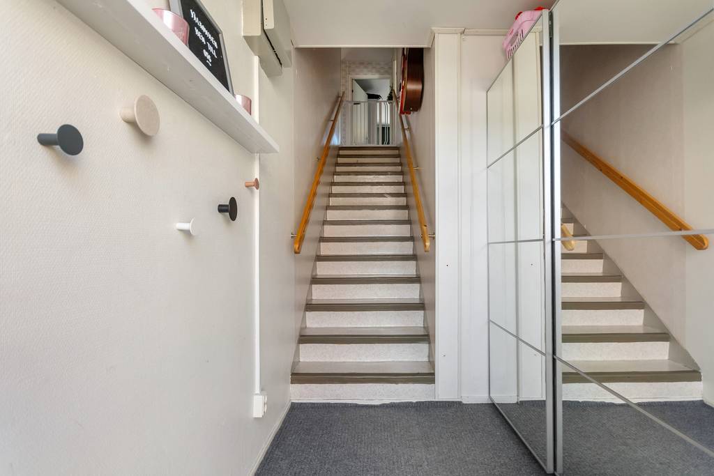 Egen ingång med trapphus till övre plan.
Garderober med spegelskjutdörrar
