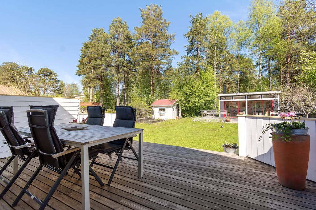 Altan på husets baksida med utgång från kök.