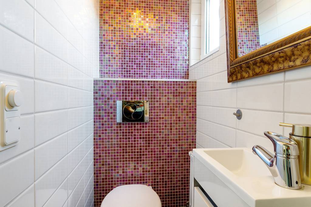 WC med kakel och snygg mosaik.