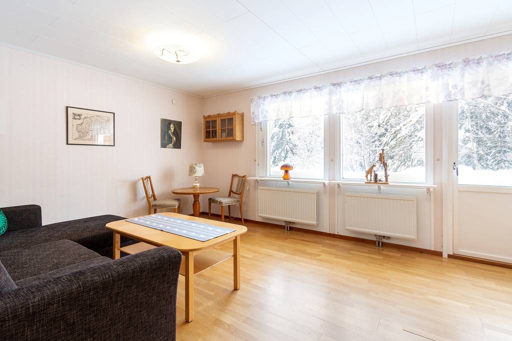 Vardagsrum med utgång till fin och stor altan sommartid.