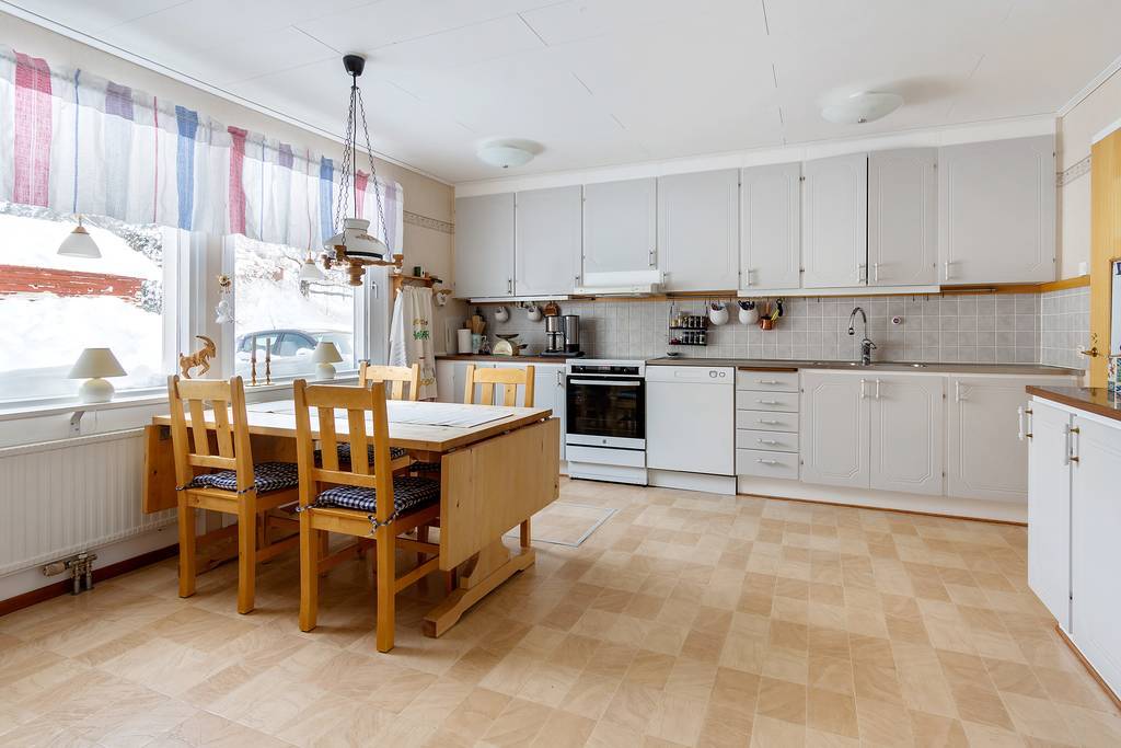 Kök med tillhörande matplats.