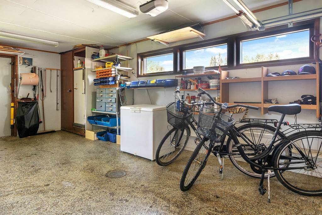 Garage med carport och dörr till baksidan