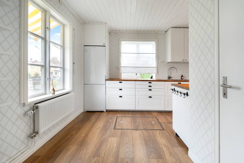 Mycket fint renoverat kök med tillhörande matplats.