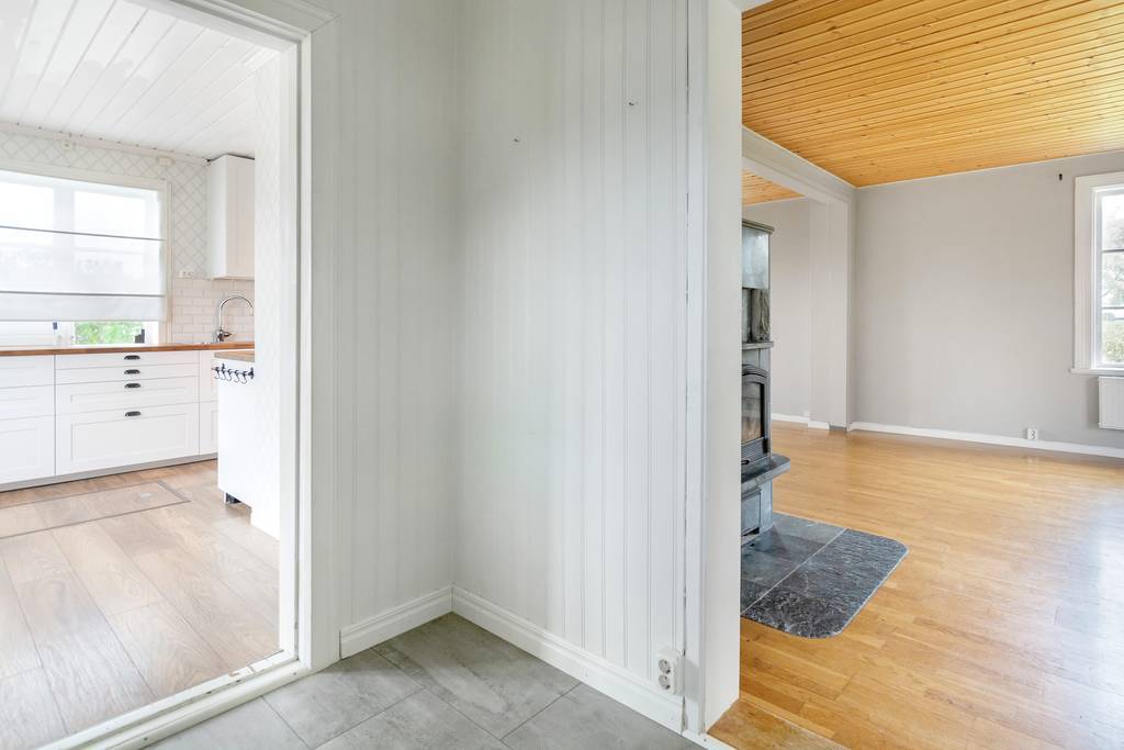 Entrè - kök till vänster, vardagsrum till höger i bild.