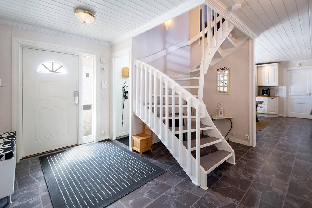 Hall mot entré. Klädförvaring syns till höger.