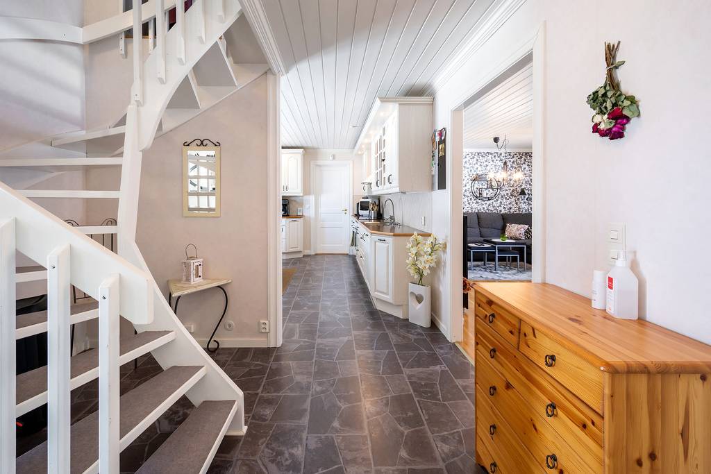 Hall mot kök och vardagsrum.