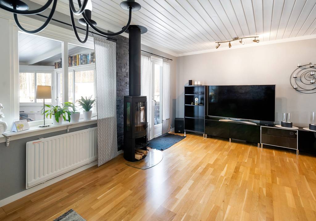Vardagsrum med inglasningen utanför.