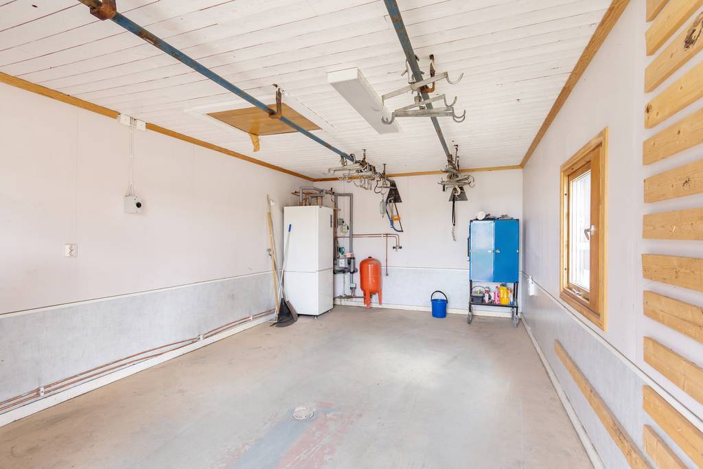 Garaget med värmepannan i vänstra hörnet. Här finns gott om arbetsyta!