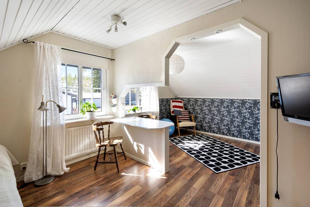 Sovrum på ovanvåning som tidigare varit två.