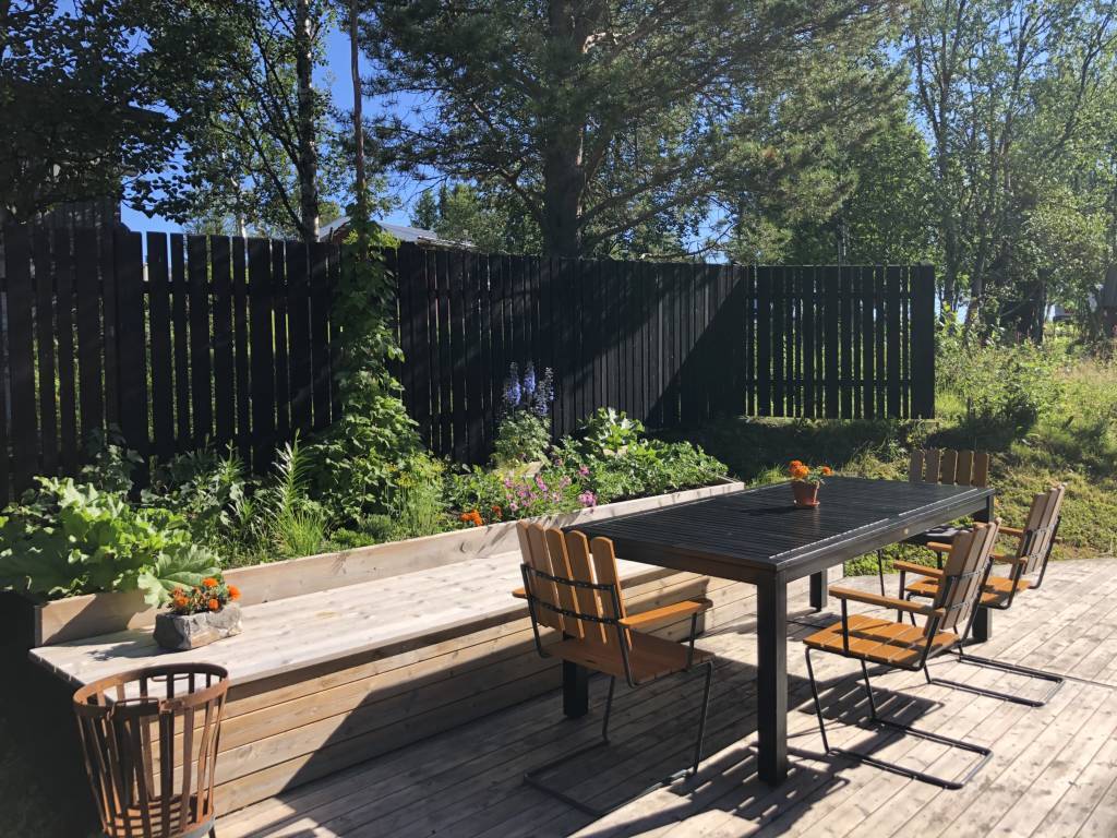 Uteplatsen möblerad ( säljarens bild )
