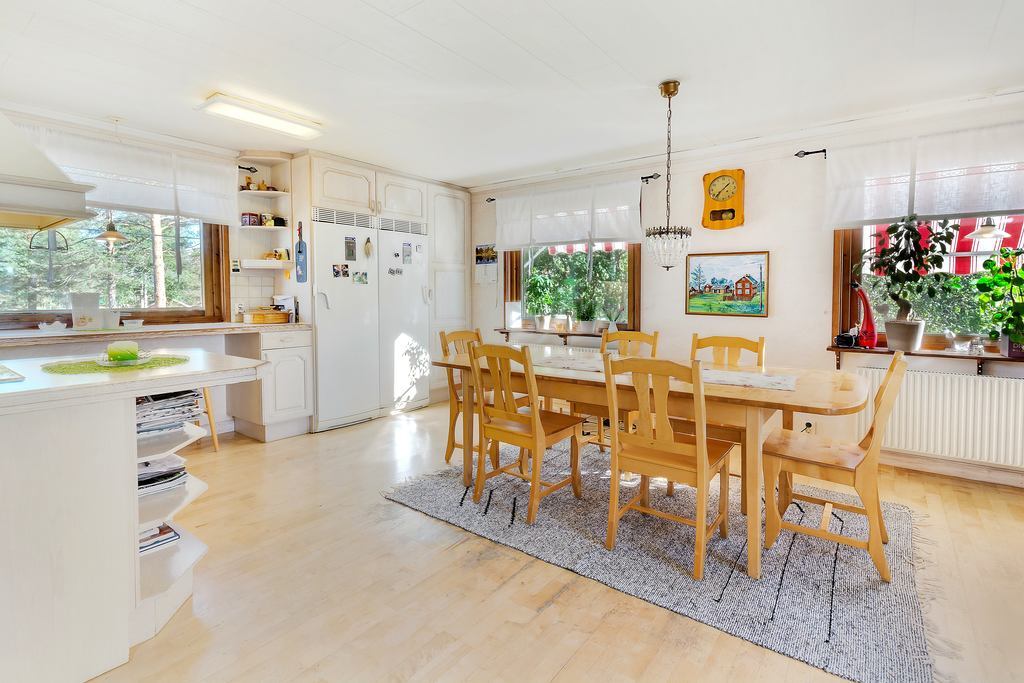 Kök med plats för större matbord.