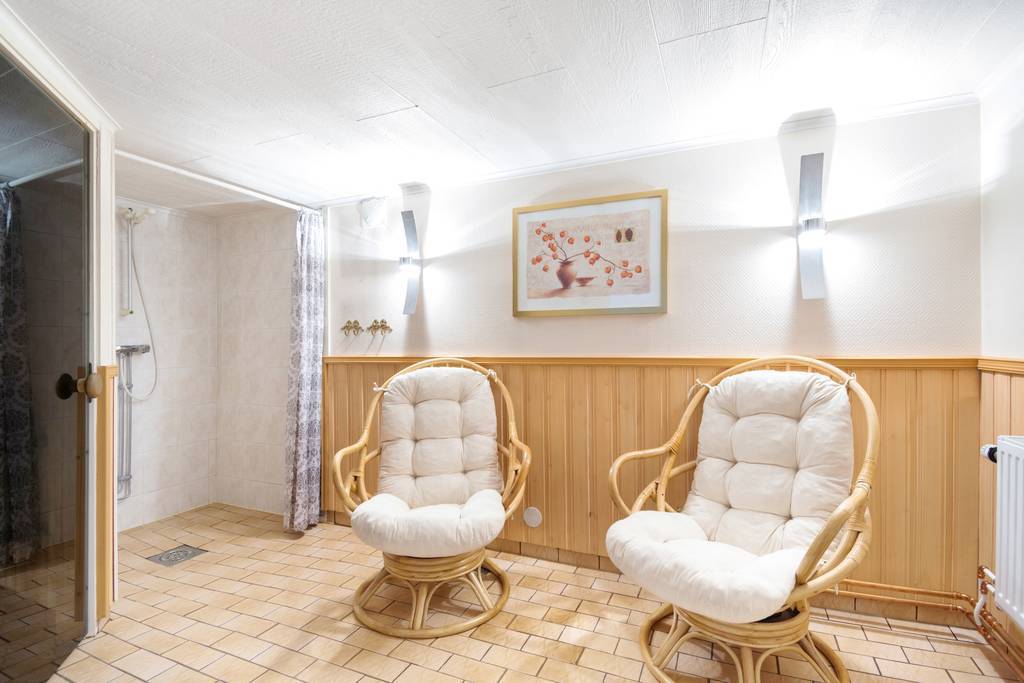 Bastu, dusch och relax i källare.