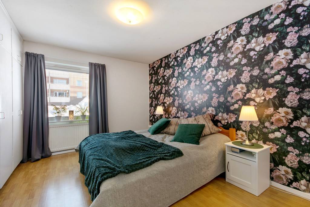Sovrum 1 som har 6 inbyggda garderober.