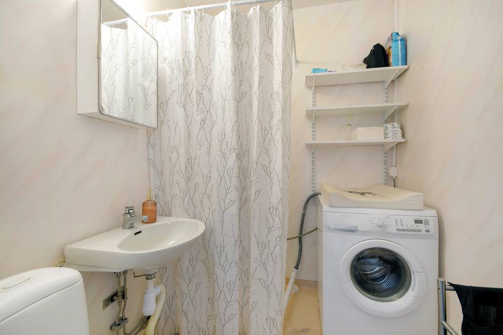 Badrum med dusch, en tvättmaskin finns installerad och ingår i köpet.