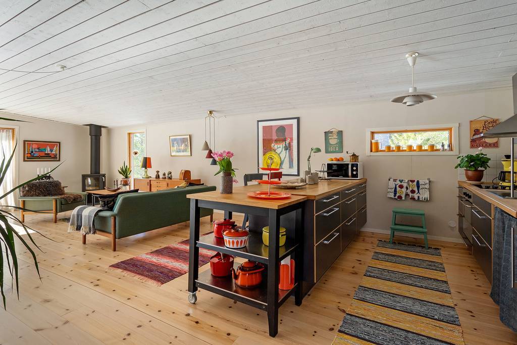 Från entrén mot köket och vardagsrummet.