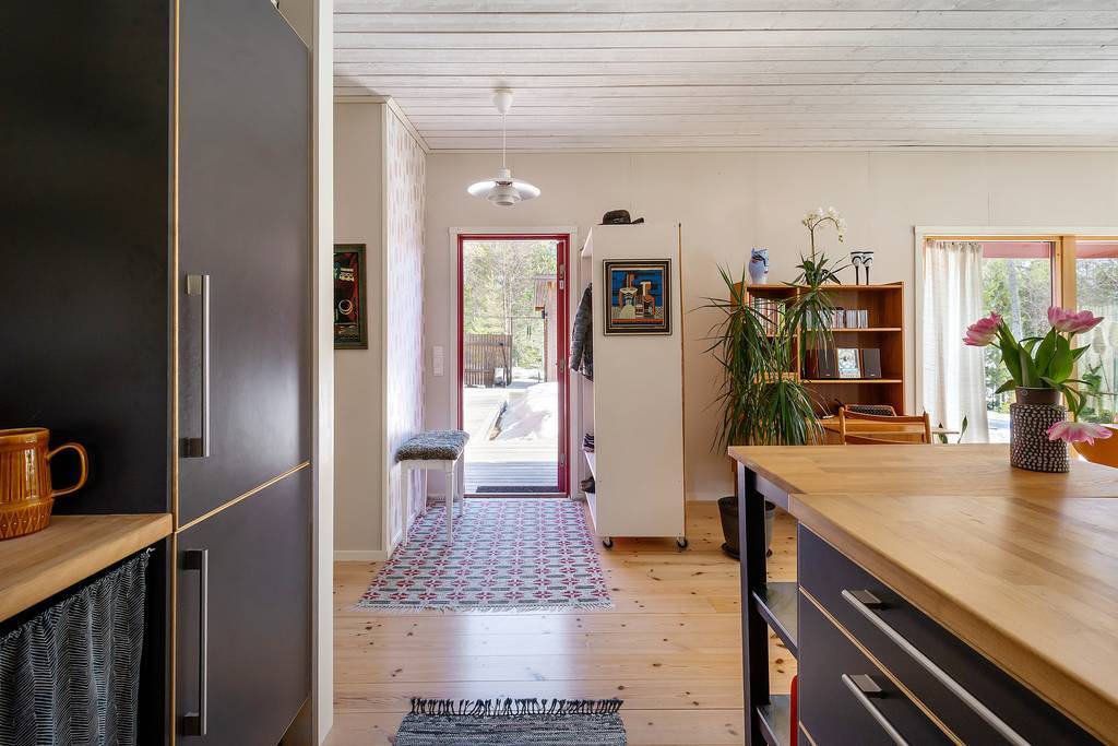 Mot entrén.