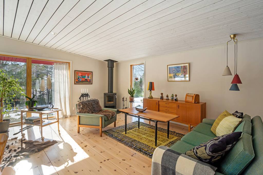 Handöl kaminen i hörnet för mysiga höstkvällar.