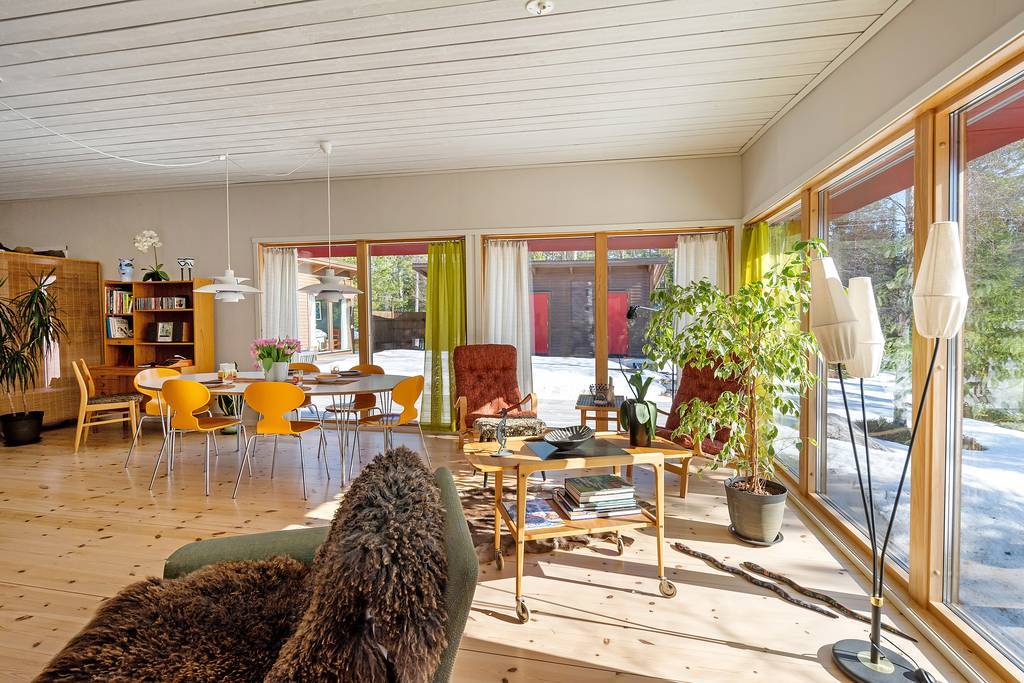 Fönsterpartierna mot innergården och havet.