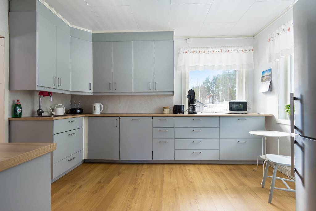 Mycket fint renoverat kök med härligt ljusinsläpp.