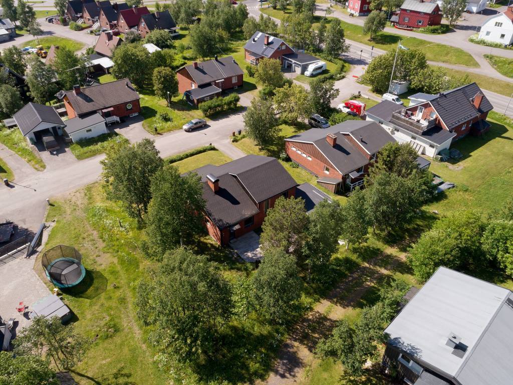 Drönarbild mot husets baksida