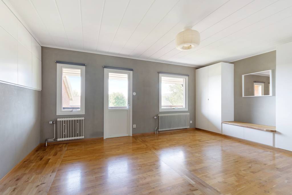 Det rejäla Sovrum 3 på ovanplan, utrustat med gott om garderober samt utgång till balkong
