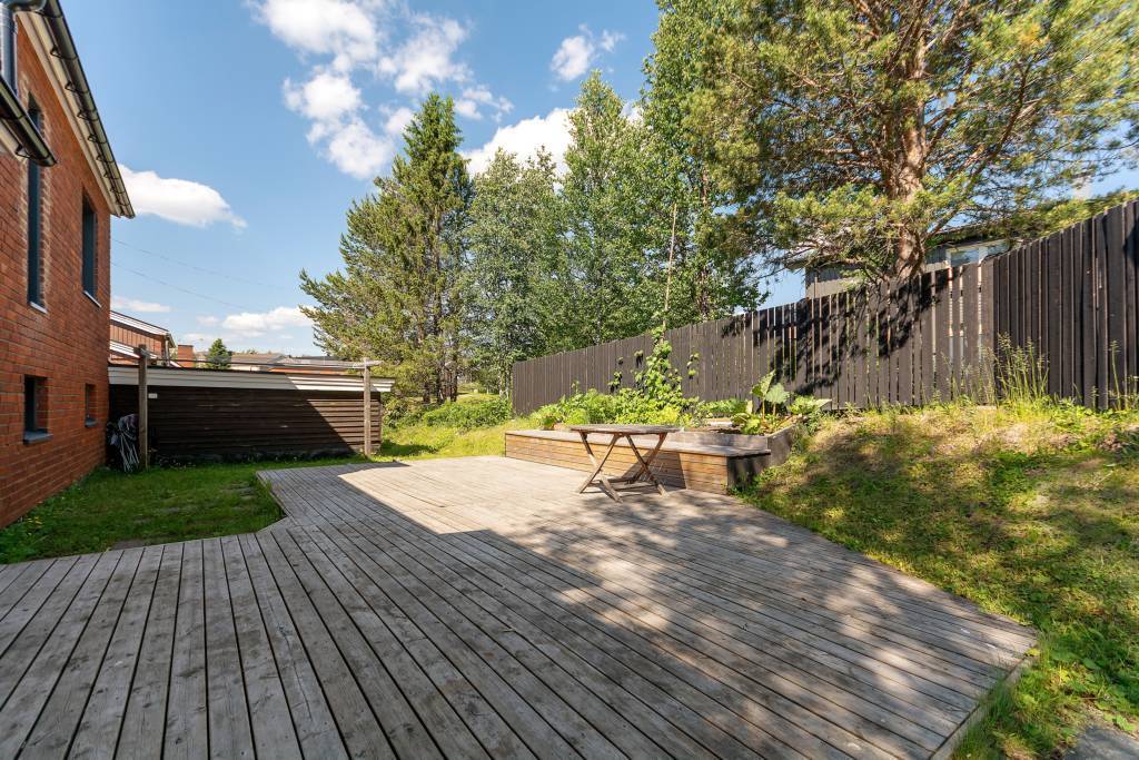 Mysig uteplats i suveränt solläge