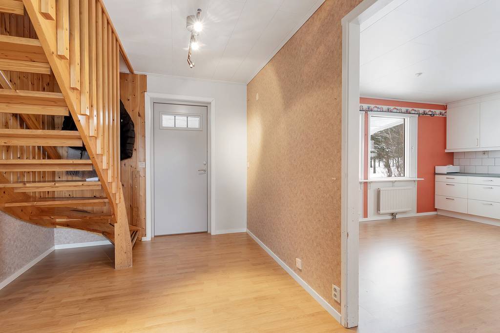Hall/entrè med kök till höger i bild.