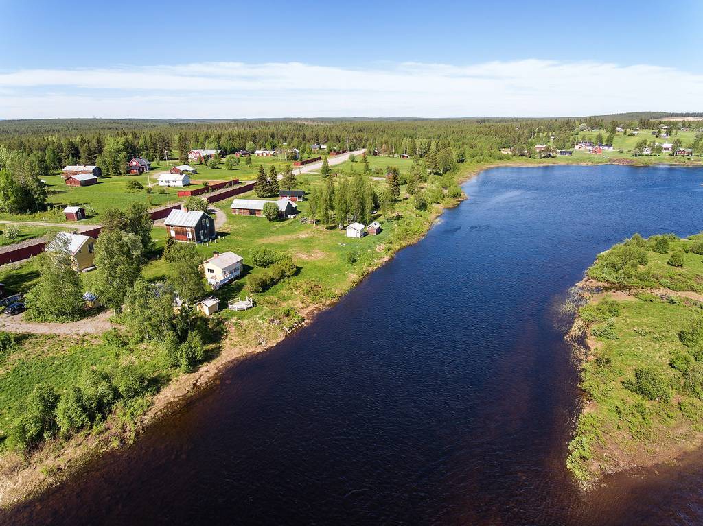 Slående fint läge intill älven!