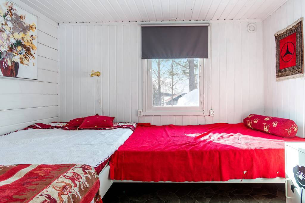 Sovrum med plats för två sängar.