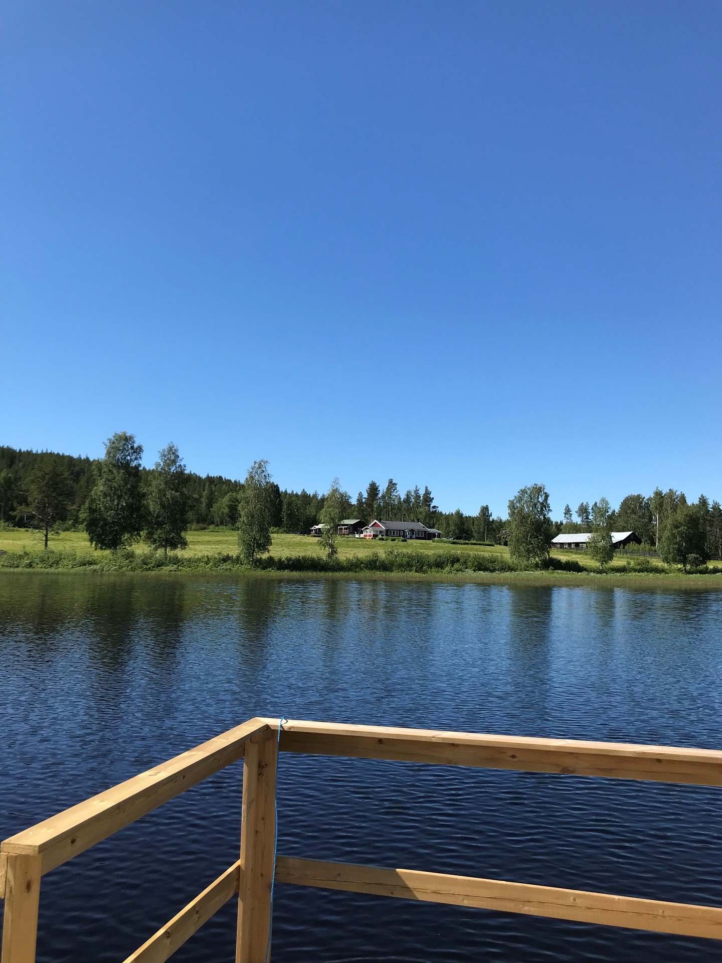 Säljarens bild. Från badflotten mot huset.