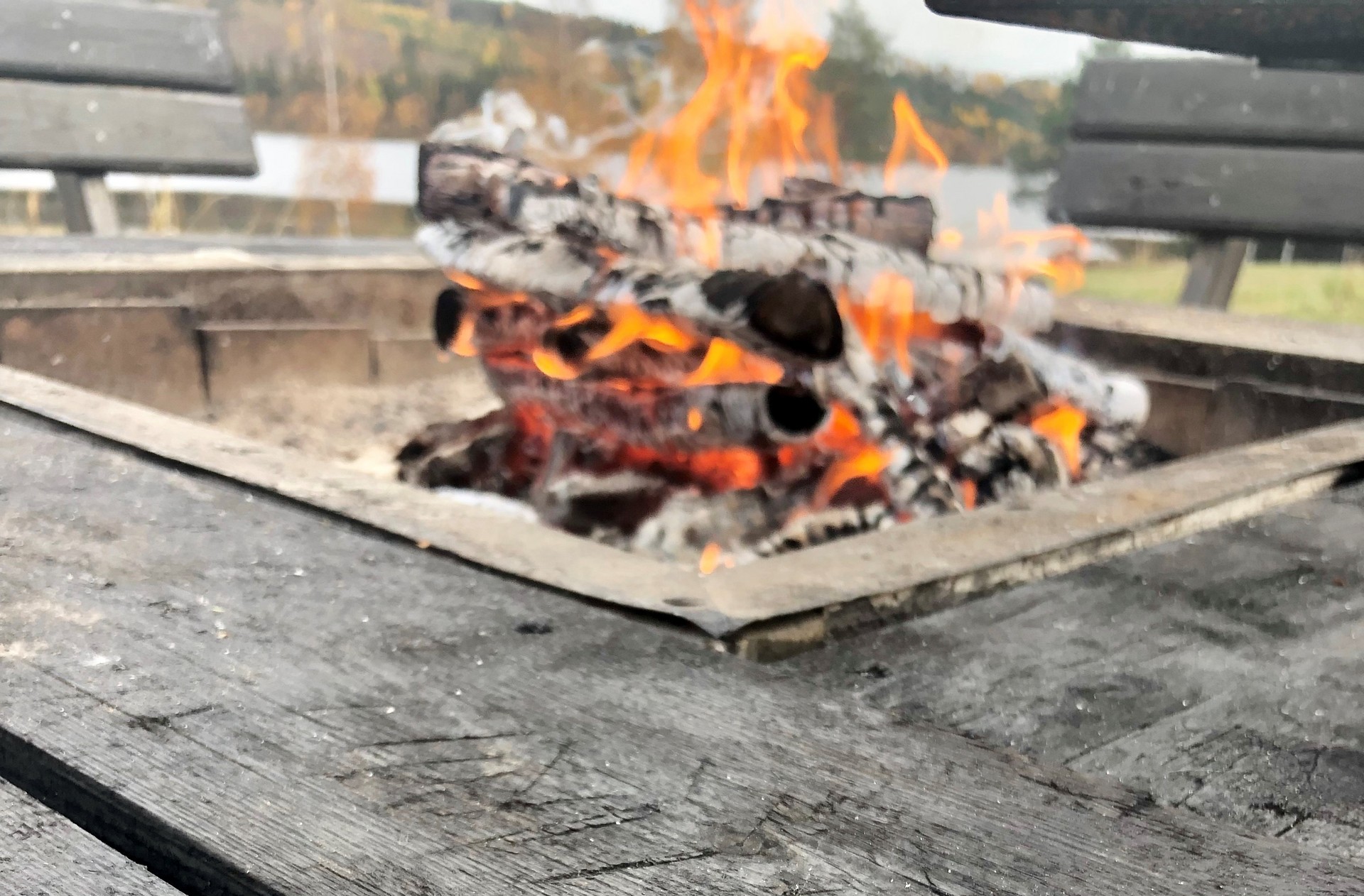 Säljarens bild. Grillplats mot sjön.
