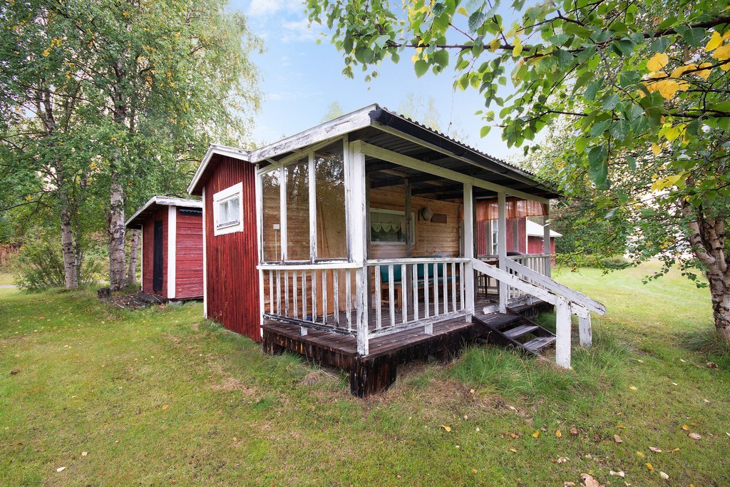 Gästhus 2. Tjusig delvis inglasad veranda som med lite kärlek blir som ny.