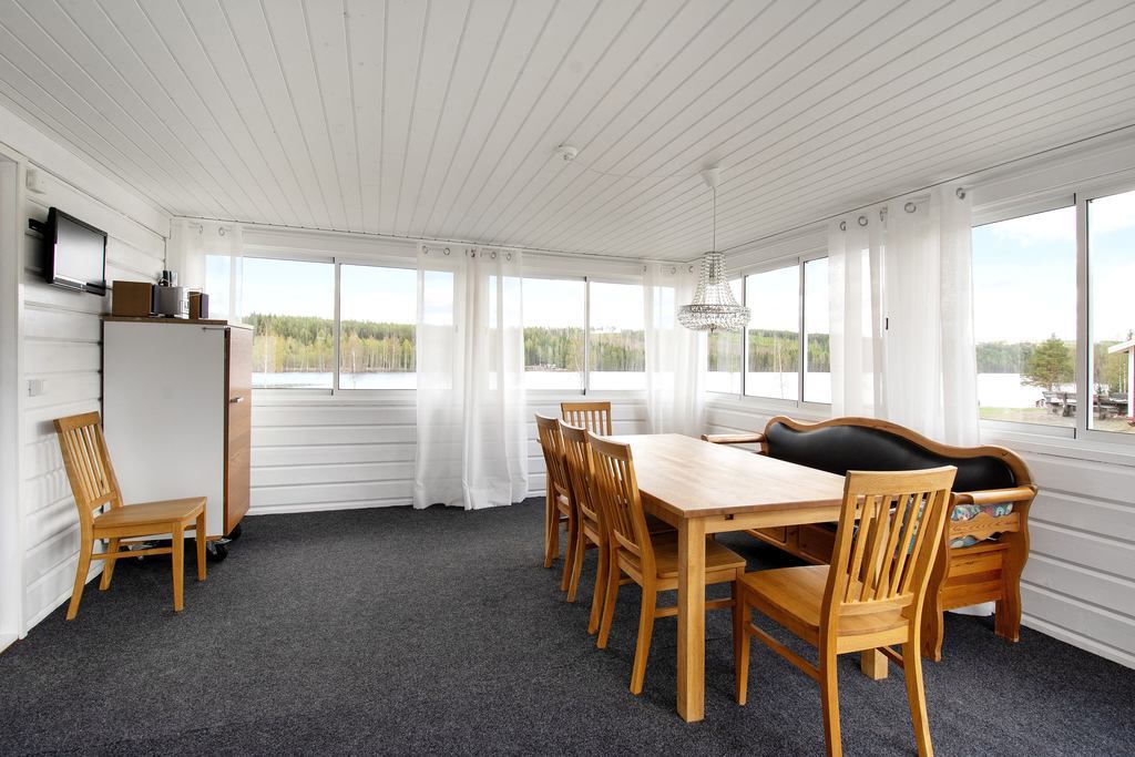 Inglasade verandan mot framsidan och sjön.