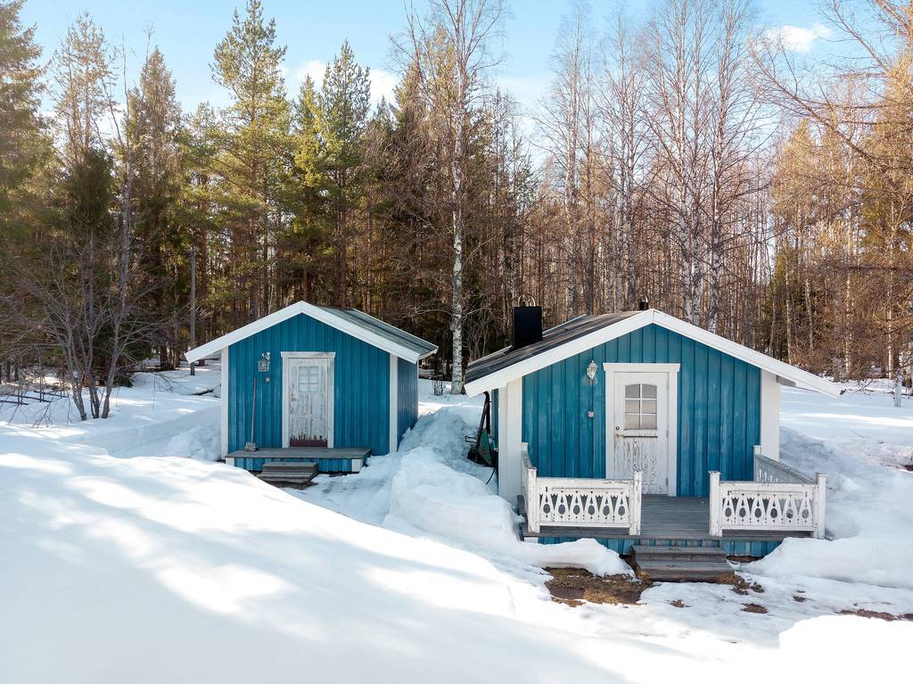 Sovstuga till höger och förrådsboda till vänster i bild.