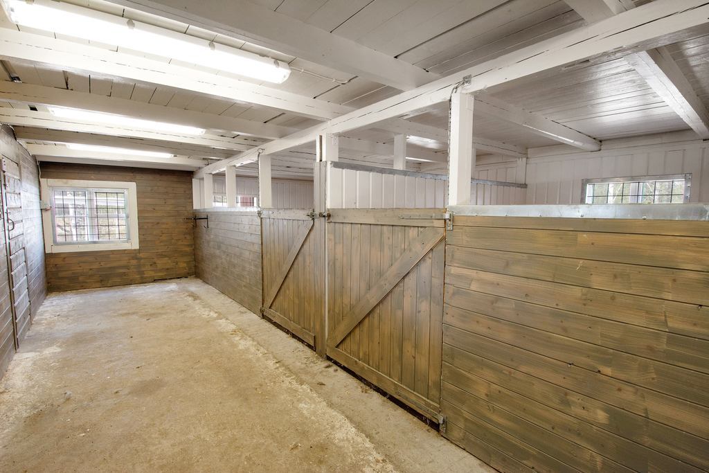 Stall med 2-boxar (15,5m² och 13,5m²), sadelkammare, hundrum med hundgård utanför,