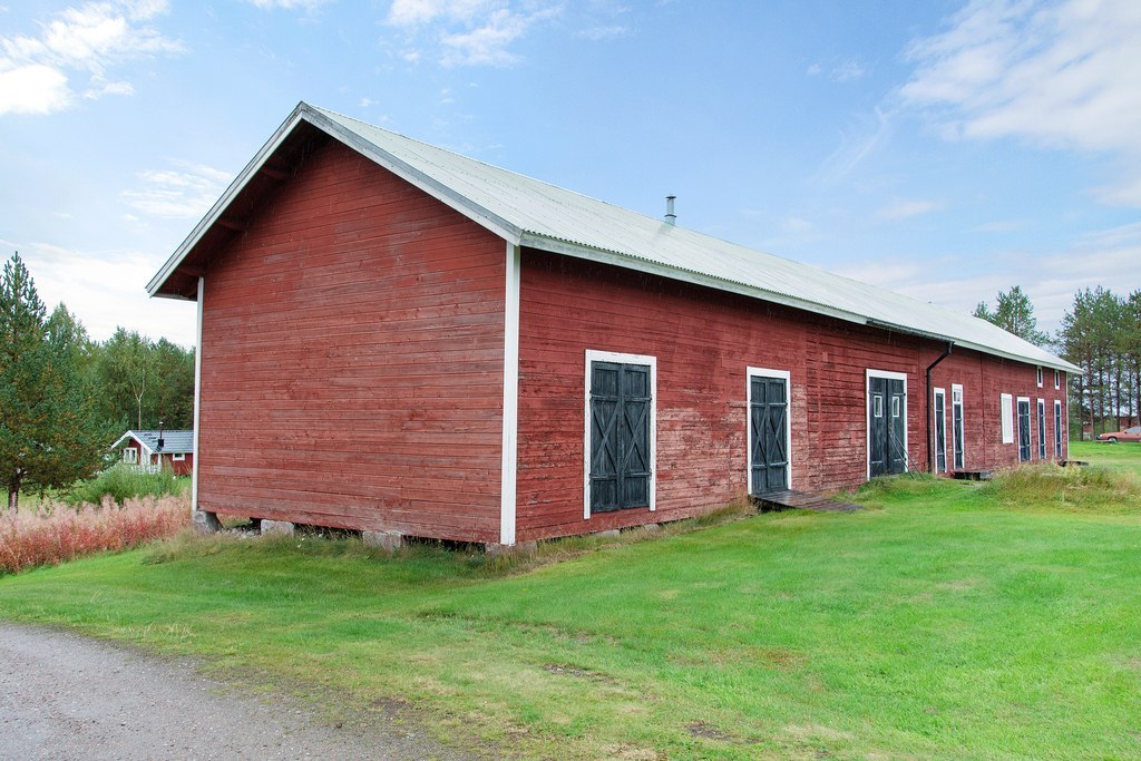 Ladugård. Skymt av gästhus 1.
