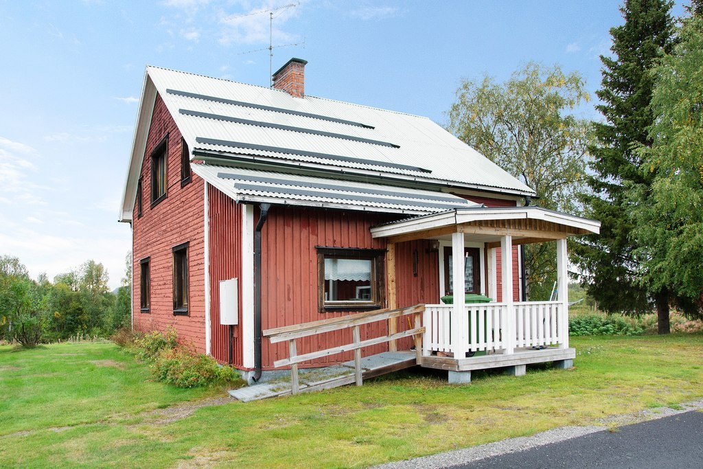 Huvudbyggnad sett från Randijaurvägen. Välkomnande farstu med praktisk ramp.