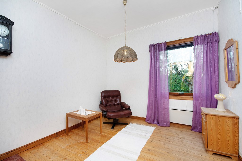 Huvudbyggnad, nedre plan. Rum mellan kök och badrum.