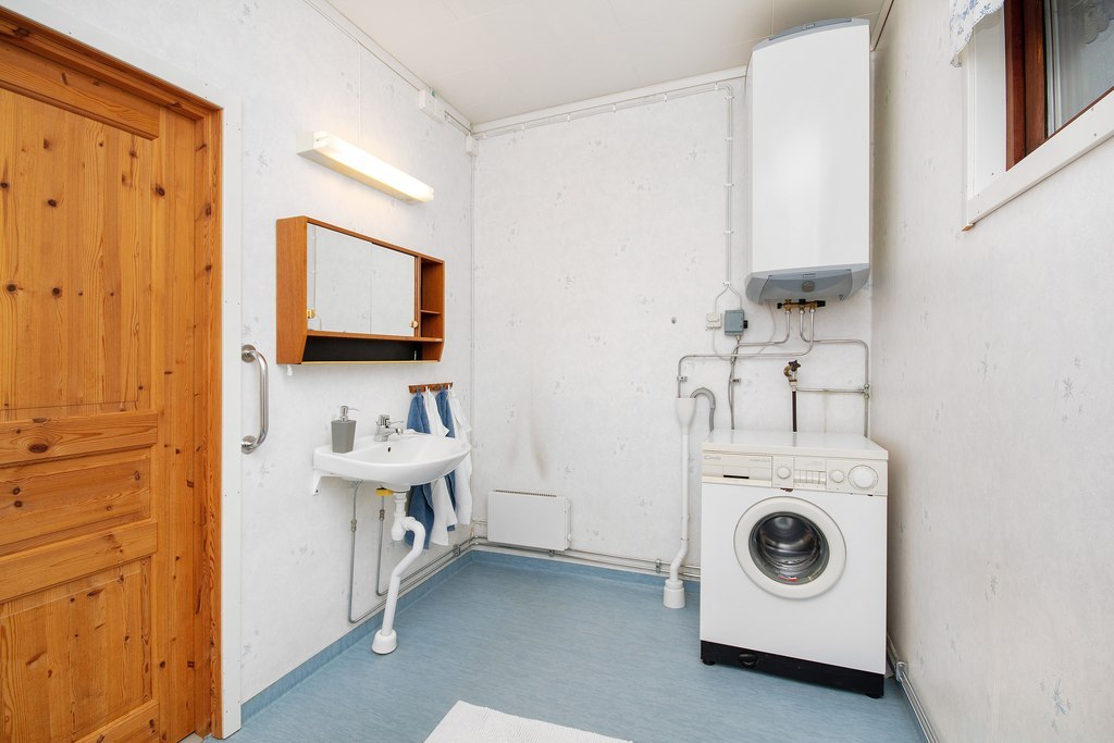 Huvudbyggnad, nedre plan. Tvättmaskin ingår ej.