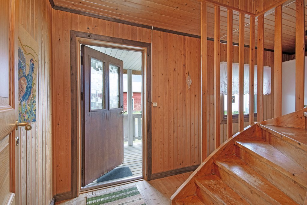 Huvudbyggnad, nedre plan. Hall med goda förvaringsmöjligheter samt trapp till övre plan.