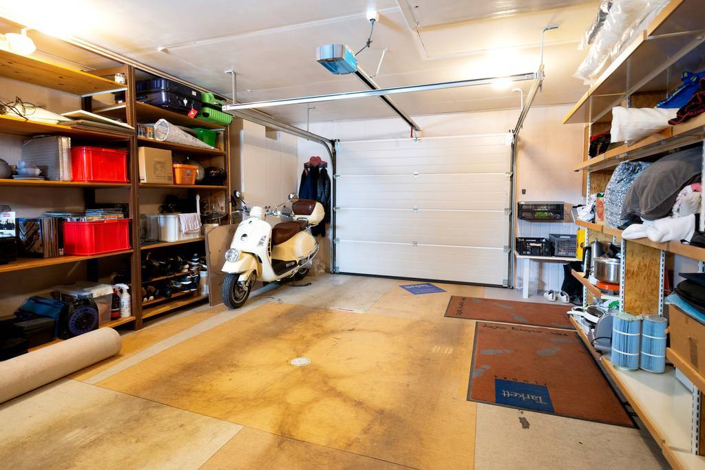 Garage med fjärrstyrd port.