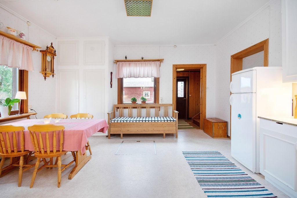 Huvudbyggnad, nedre plan. Köket är generöst och rymmer större sällskap.
